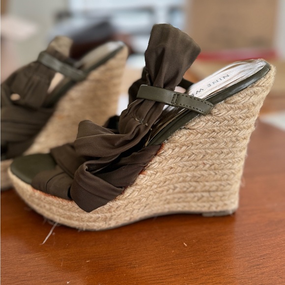 Nine West olive wedges - Picture 2 of 4